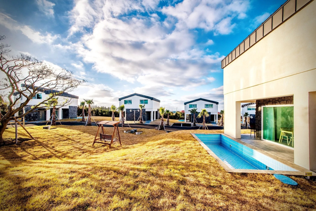 Pool and Villa Sorang
