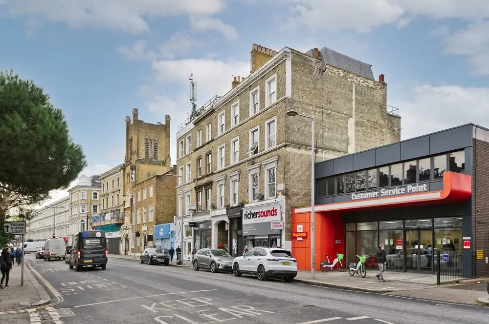 Charming Apartment Close to Kings Road Chelsea by Underthedoormat