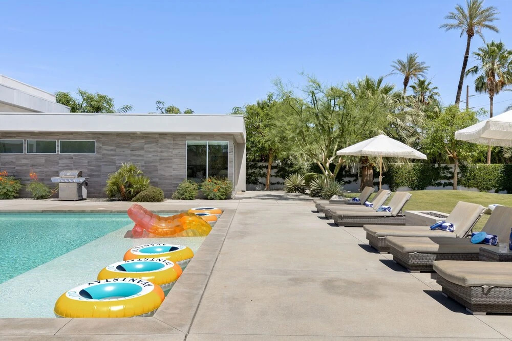 Polo Villa 1 by Avantstay Features Expansive Putting Green Pool Spa Outdoor Firepit 260-322 5 Bedrooms