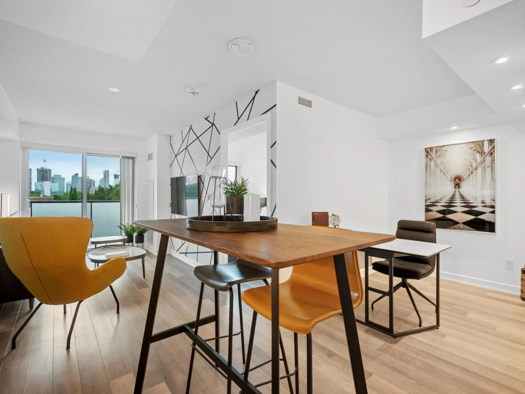 Sleek 1BR + office Condo - CN Tower/Skyline view