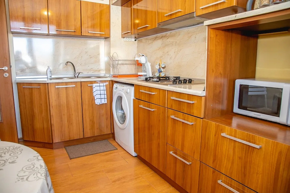 FM Premium 1-BDR Apartment - Colorful Central