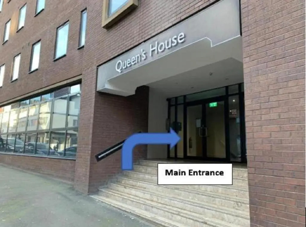 Sleeps 5 with 2 bedrooms and sofabed, perfect for work or leisure, stylish spacious city centre apartment, book our Queen Suite, today!