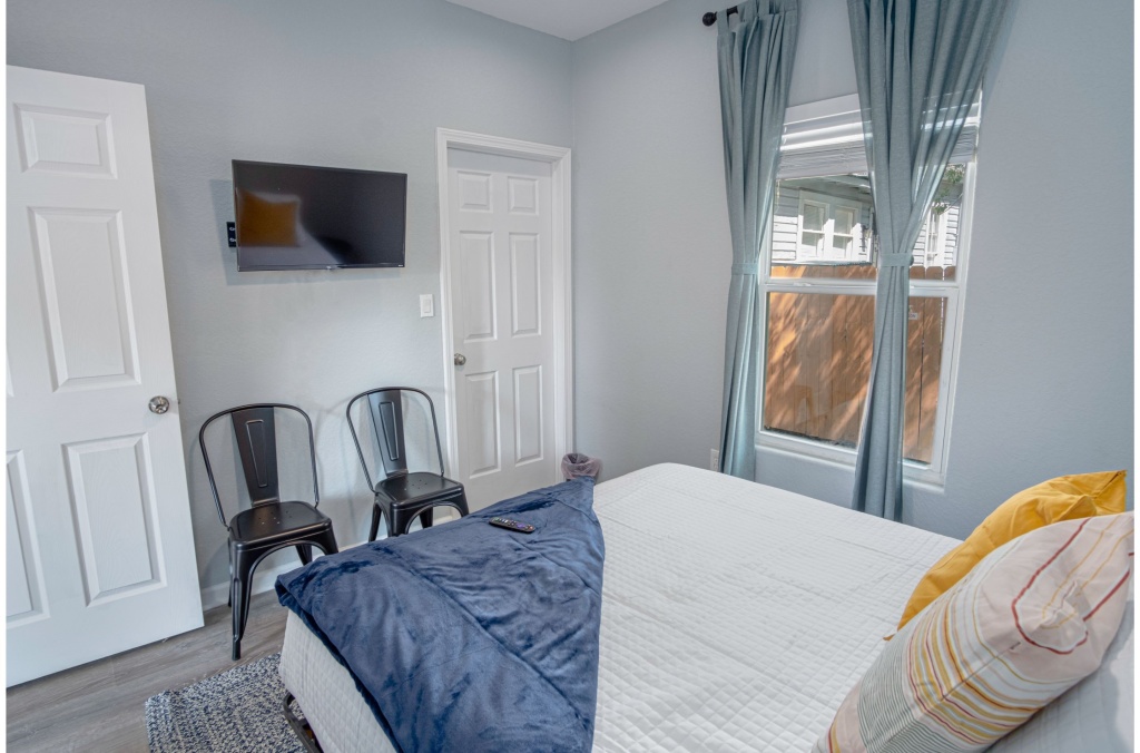 Delightfully Renovated 4 Br/2 BA Near DT Riverwalk