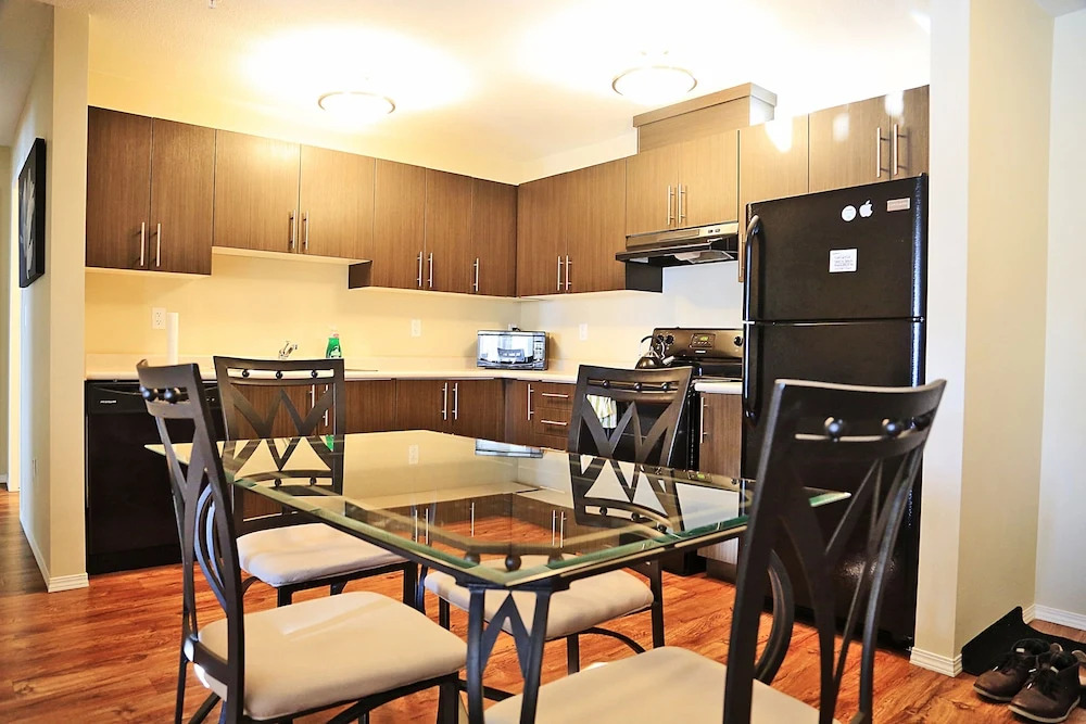 Vibrant Flat 10 min drive downtown