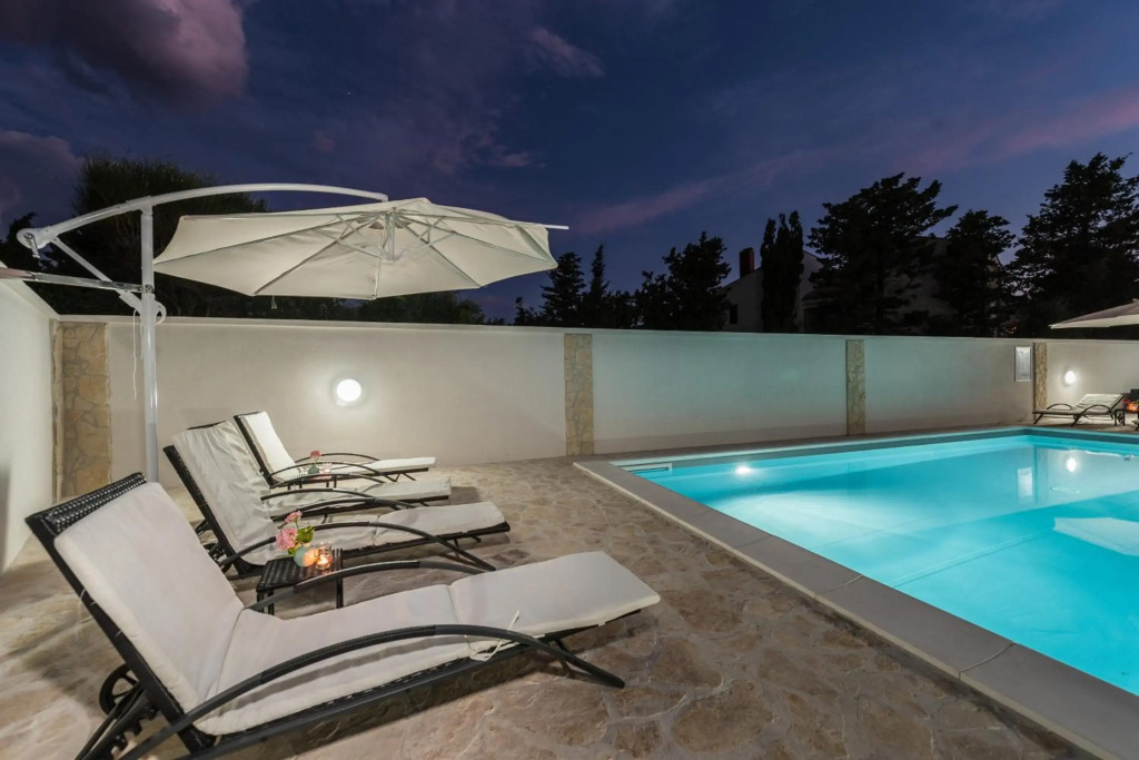 Villa Star 4 luxury apartment with a pool