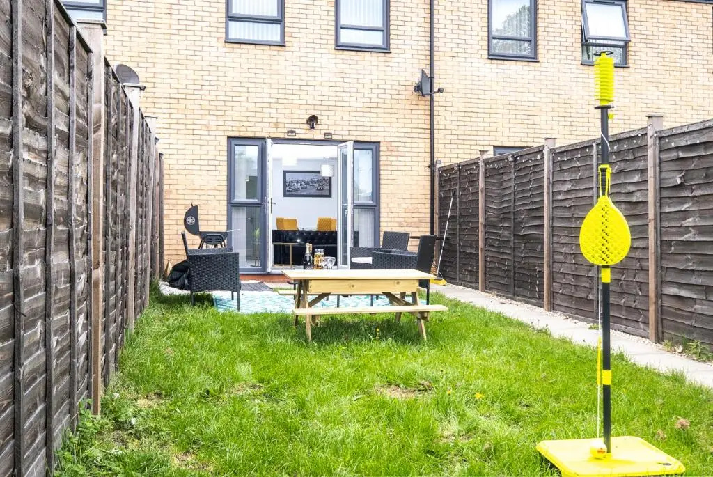 Luxury 2 Bed House City Centre ✘ BBQ & GARDEN ☆ FAMILY FRIENDLY→ Swingball & Outdoor Furniture - FREE PARKING → With 50 Inch Smart TV, FREE NETFLIX & WIFI ✘ Comfy Seating Area - BY MAEVELA®
