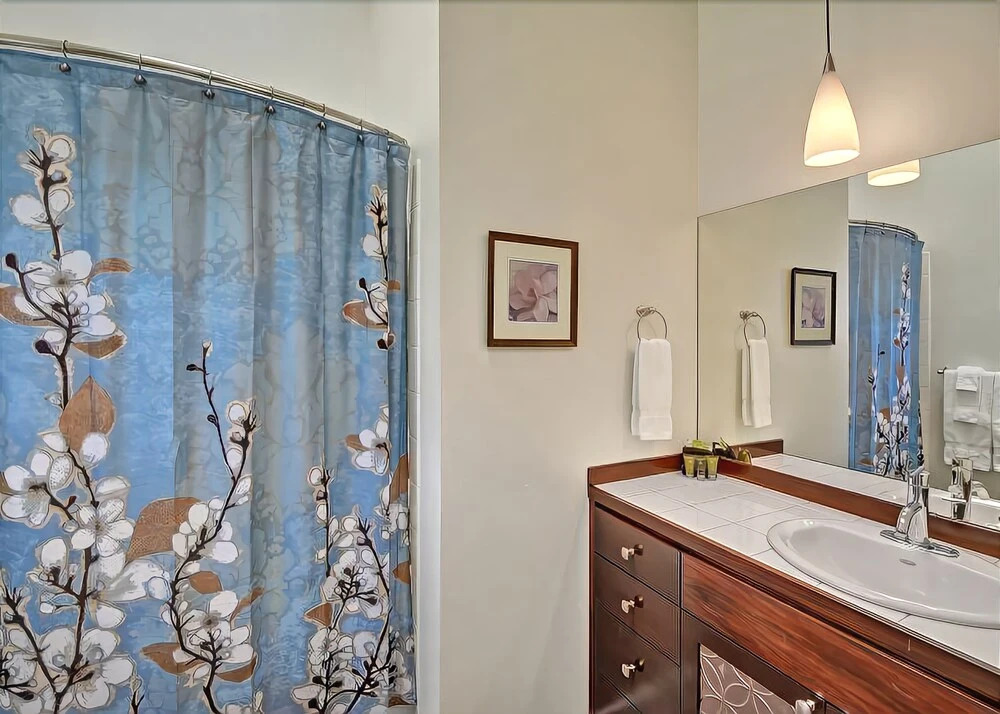 Stroll to the Troll Townhouse - Three Bedroom Home with Fireplace