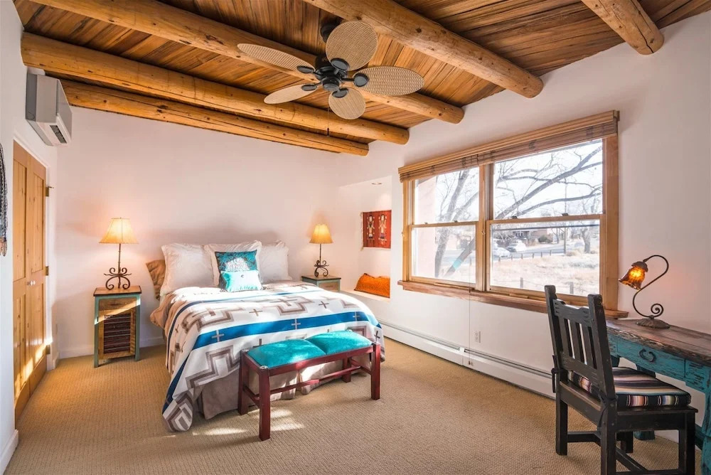 Serenidad - Delightful Vacation Home, Walk to The Plaza and Canyon Rd