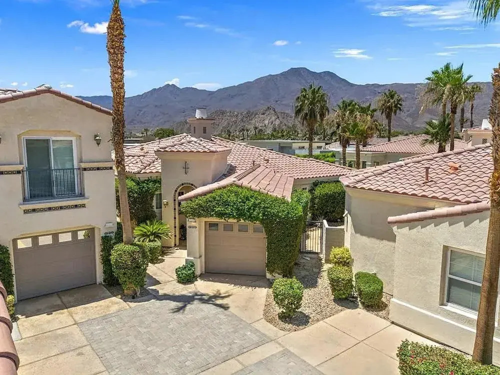 Stylish 2BR w Spa Patio