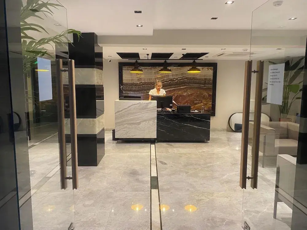 İn The Middle Hotel