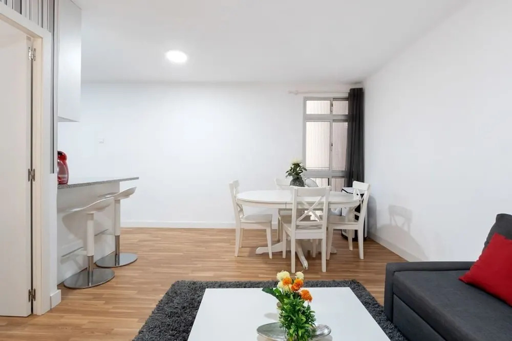 Design 2 Bedroom Flat Next to Pubilla Cases Metro