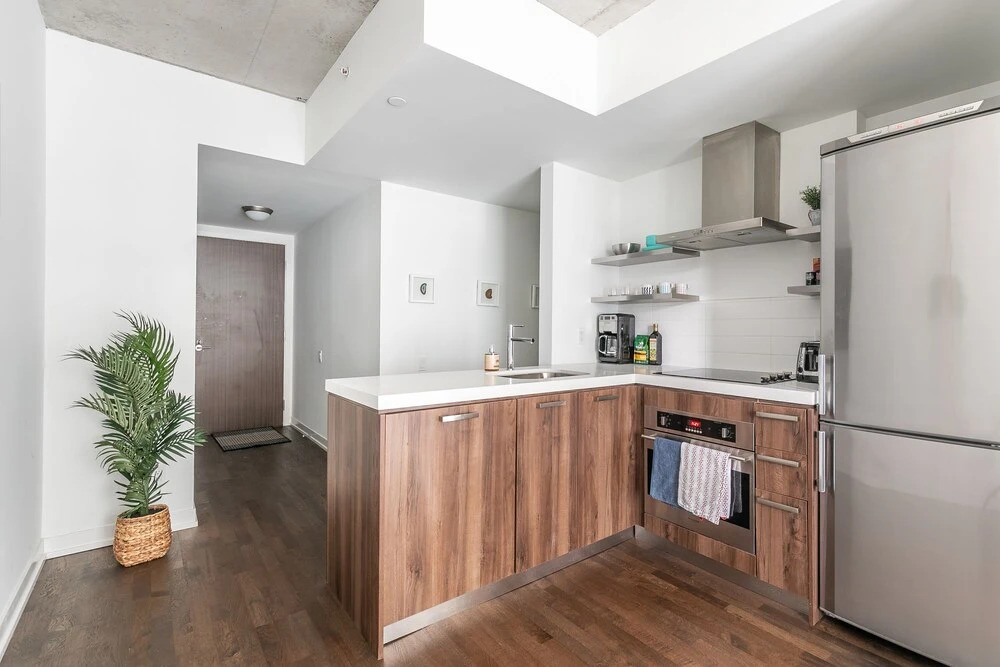 Stylish and Bright 1BR Condo King West