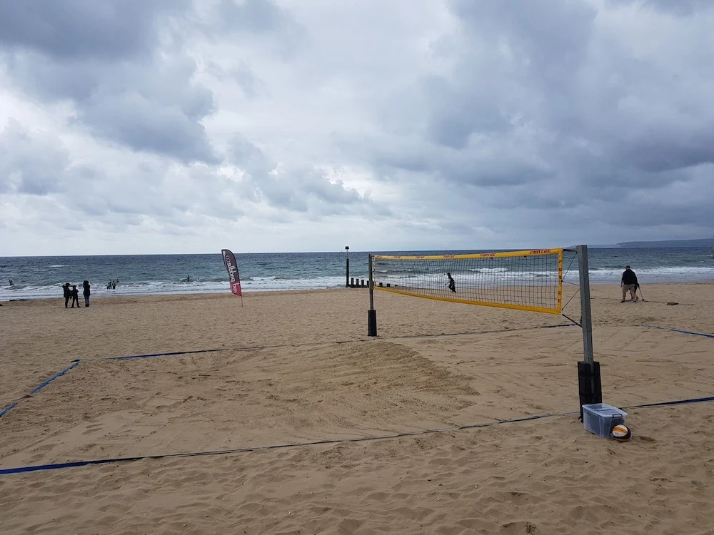 Beach Front 2-bed Apartment With Deck & BBQ