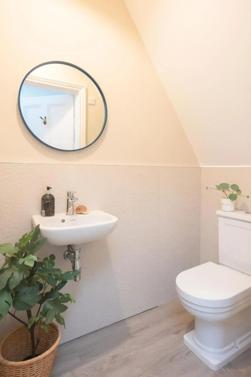 3BR Characterful Victorian Flat in Cheltenham, Cotswolds - Sleeps 8, FREE Parking, A walk away to local shops and Montpellier