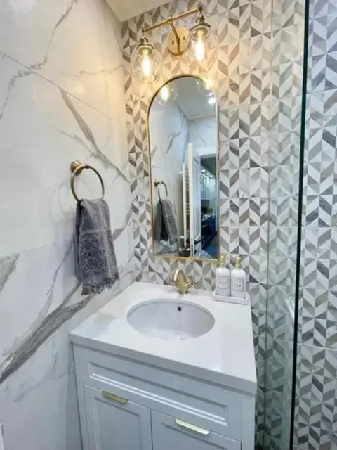Executive 2 Bedroom Apartment + Parking