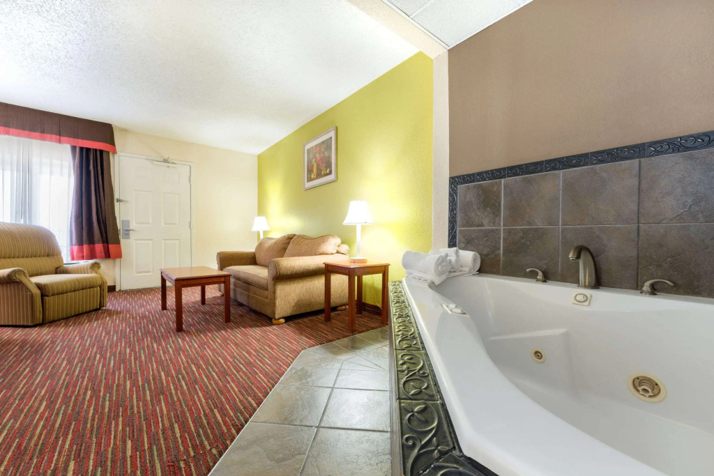Baymont by Wyndham Louisville East