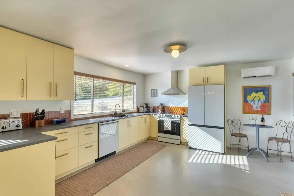 Walk to Beach & Shops Fireplace, Patio Dining & Firepit at Manzanita Ave