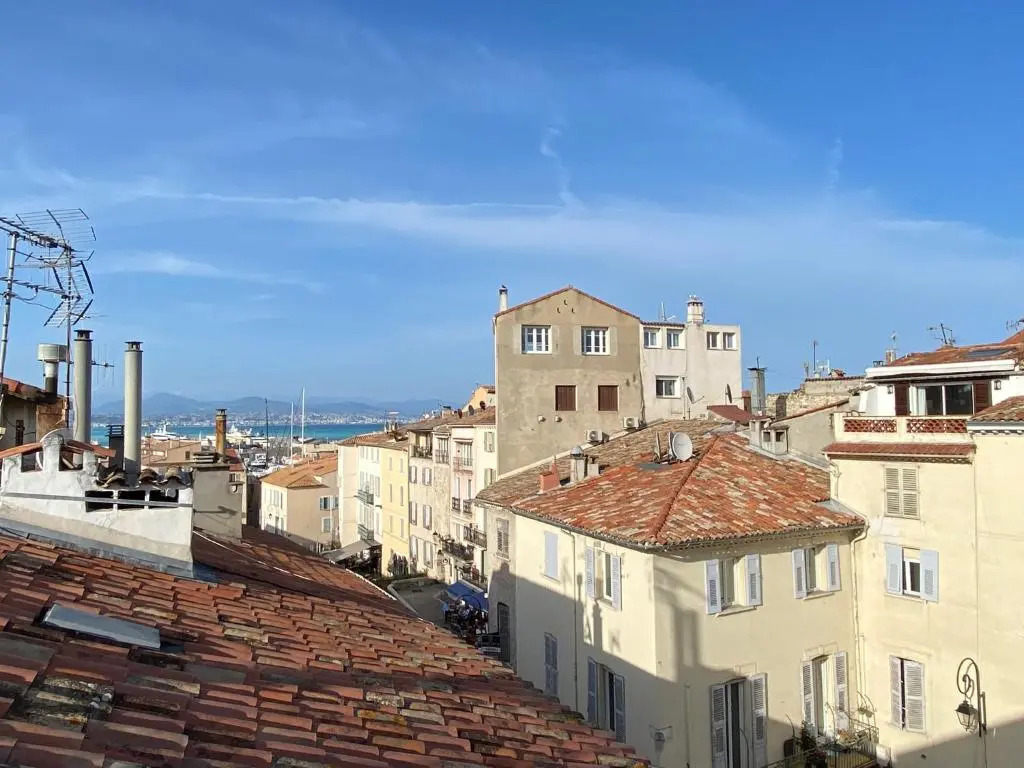 06M - Vieil Antibes beau duplex avec terrasse vue mer