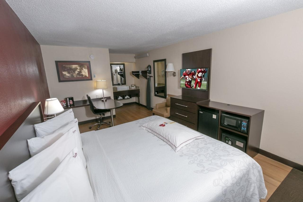 Red Roof Inn PLUS+ Chicago - Naperville