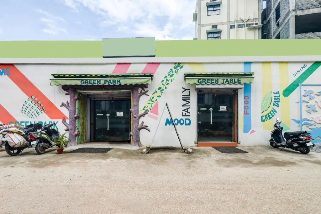 OYO 82143 Green Park Sapan