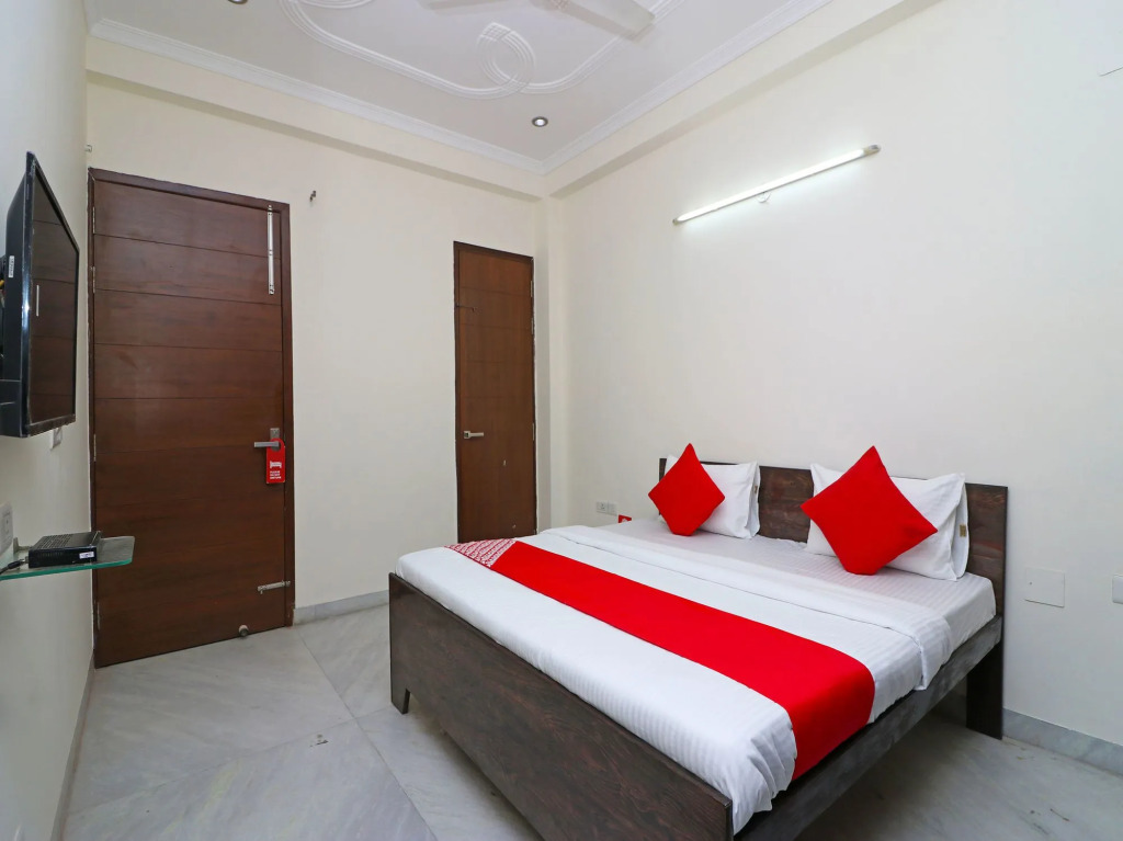 OYO 15736 Little Residency