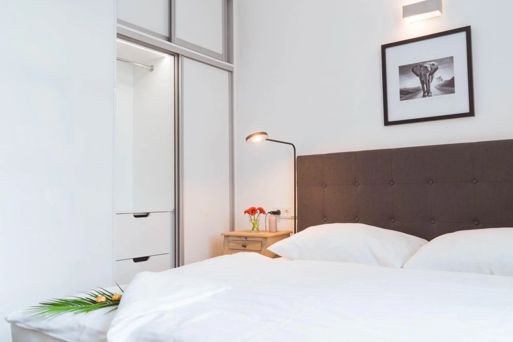 Studio with air conditioning and private parking in the historic centre