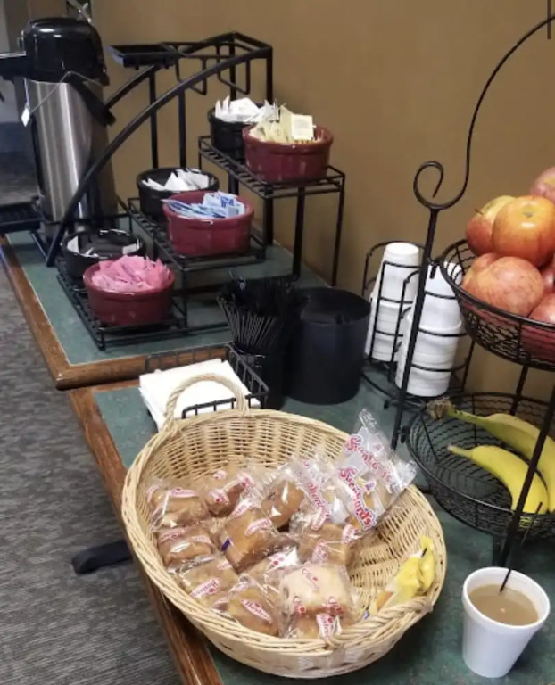 COLLINS INN & SUITES