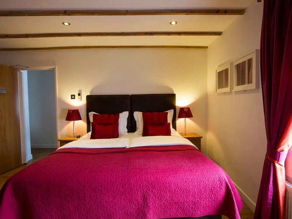 Bath House Hotel & Restaurant
