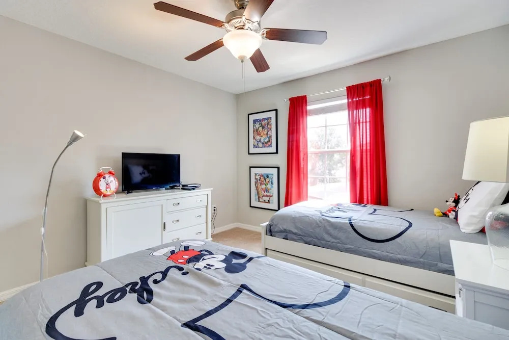 Modern Kissimmee Townhome with Fenced Pool and Patio