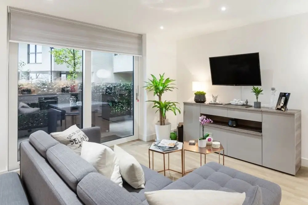Stunning One Bed Apt W/balcony and Riverview in Greenwich