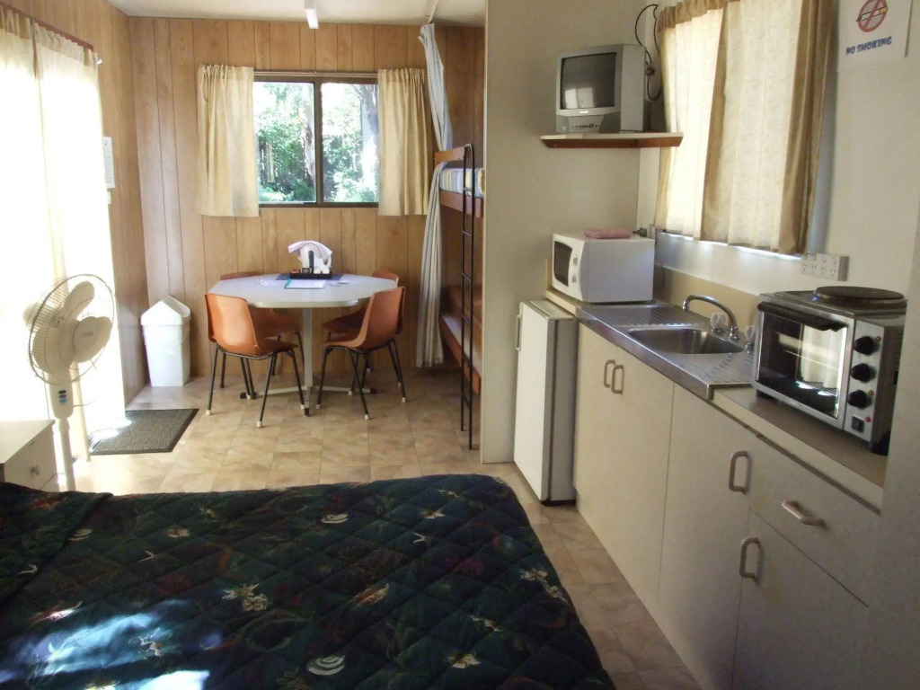 Batemans Bay Holiday Park & Hostel