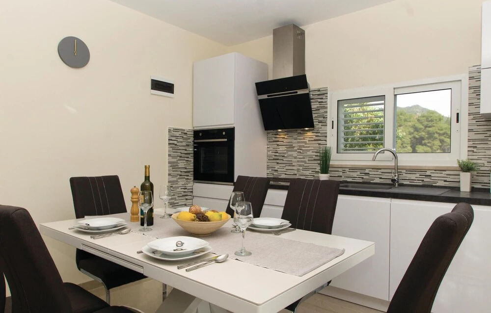 Awesome Home in Poplat With Wifi and 2 Bedrooms
