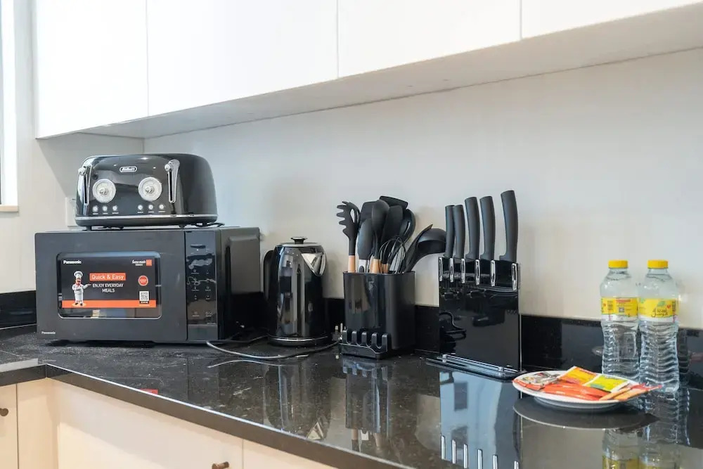 Bright and Airy 1-bedroom Apartment Perfect for 4 in Dubai Marina