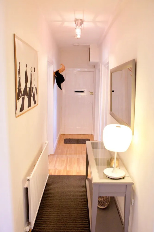 2 Bedroom Central Edinburgh Flat