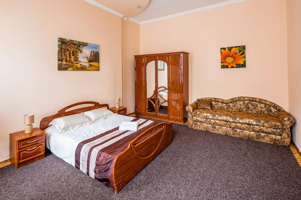 Three rooms in the center on Kulisha