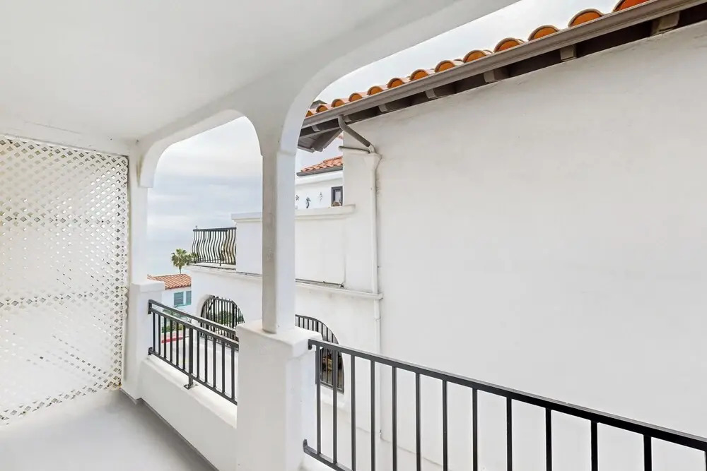 1BR Ocean-view Apt - Walk to Beach, Shops & Pier