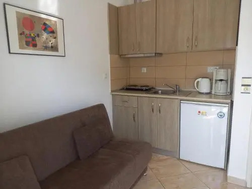 Leonidas Apartments