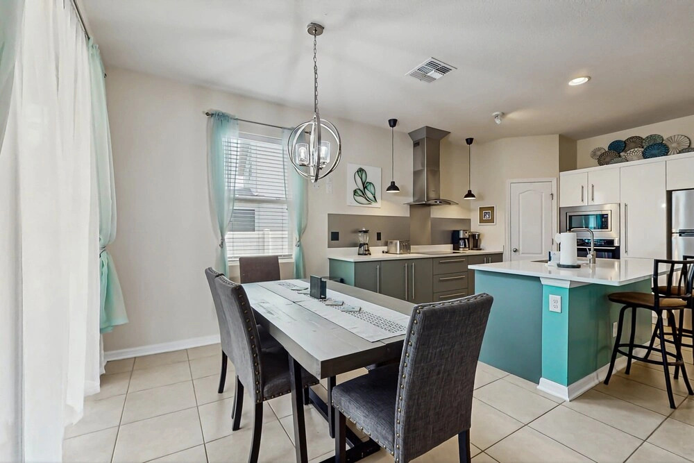 Dog-friendly Ground-floor Home in Gated Community W/lake Views & Enclosed Patio