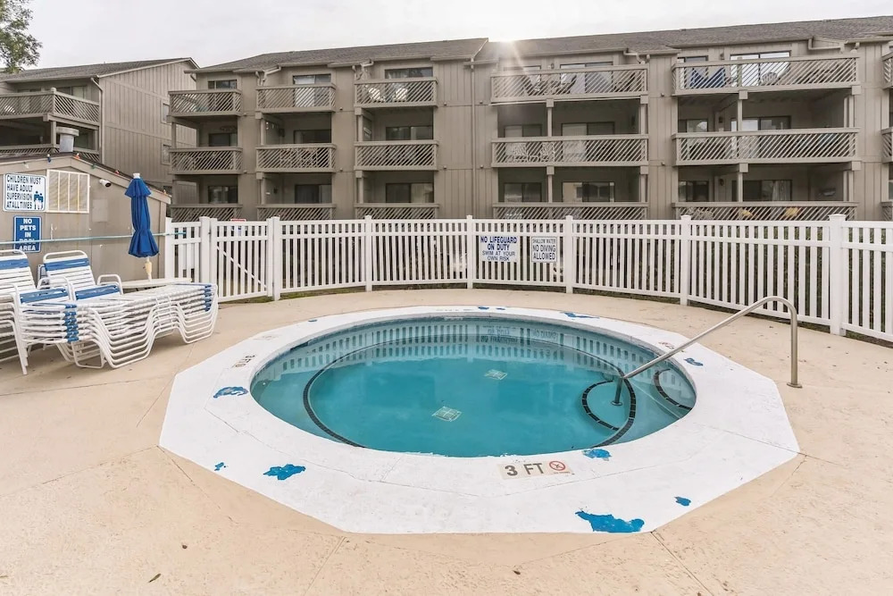 Kiana's Beach Retreat 2 Bedroom Condo by RedAwning