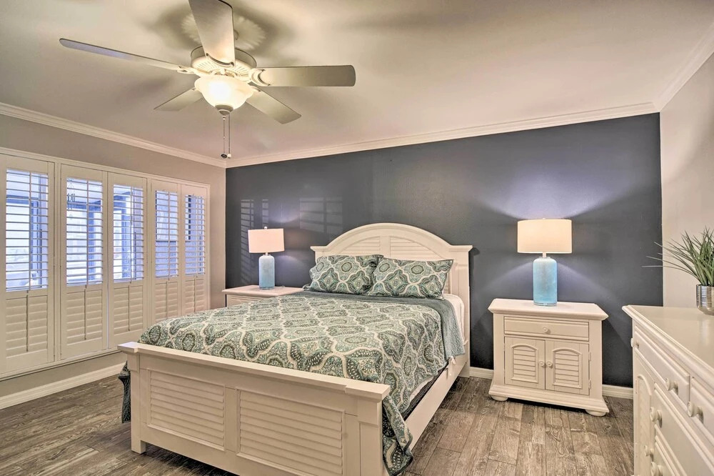 Elegant FL Condo w/ Pool: Walk to Madeira Beach!