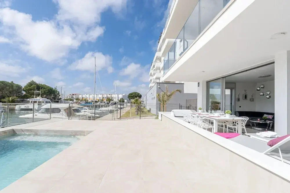 Apartment in Roses Near the Beach & Pool