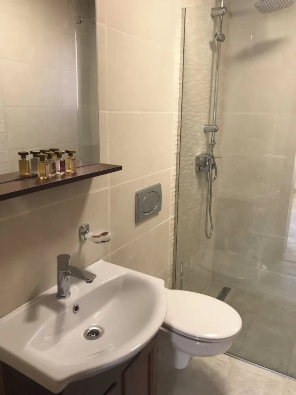 AKI GRAY Apartment