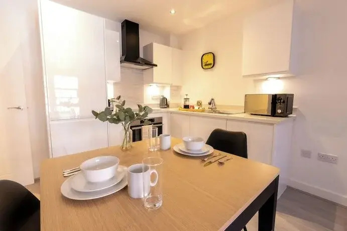 Pristine 1 and 2 bedroom apartments near business district, walking distance to city centre, free internet & complimentary parking by Sojo Stay