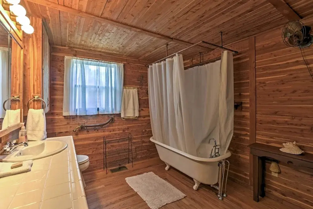 Rustic Canyon Lake Cabins w/ Hot Tub on ~ 3 Acres