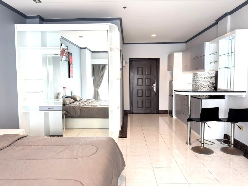 Sea View Studio - Jomtien Beachfront - View Talay 8