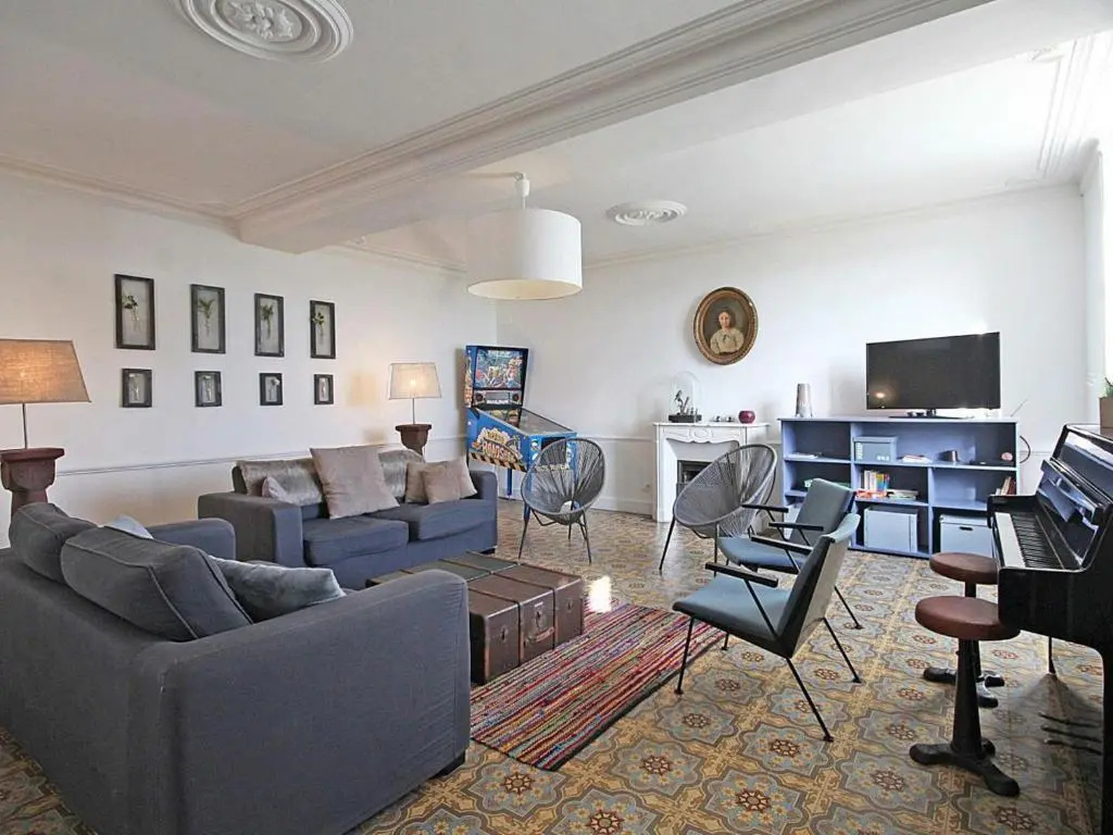 Maison Spacieuse avec Piscine Couverte et Wifi à Laleu - FR-1-497-46