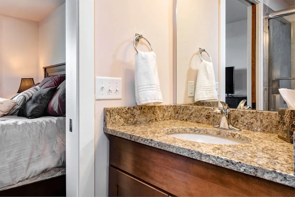 Polished 2br Park City  2 Bedroom Condo
