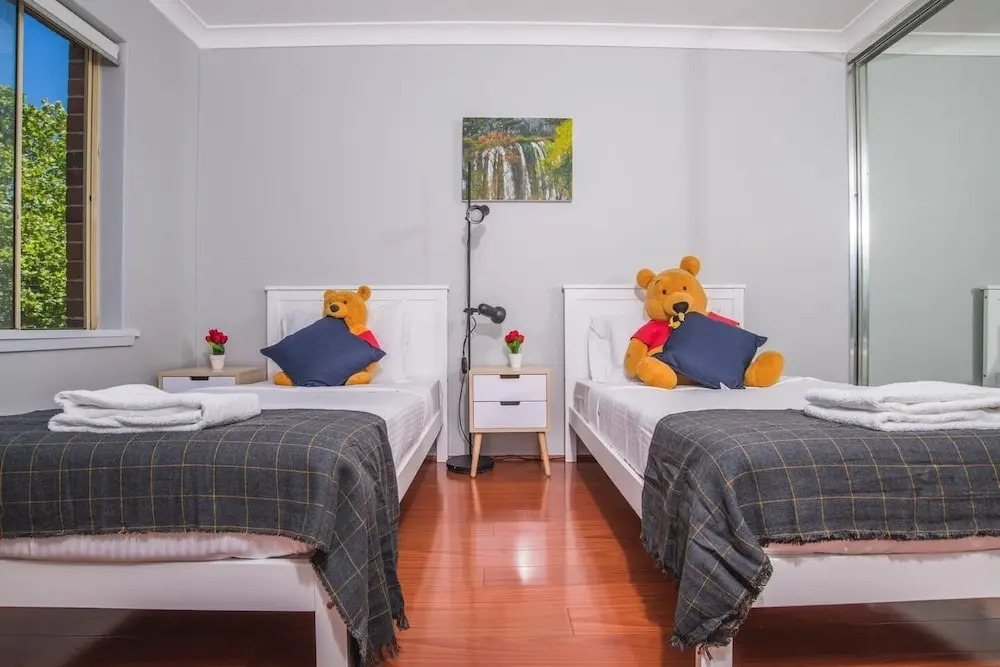 Rustic Hardwood 2 Bedroom Apartment in Randwick