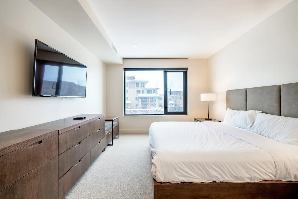 New Listing! Designer Ski-in/ski-out W/ Pool & Gym 3 Bedroom Condo