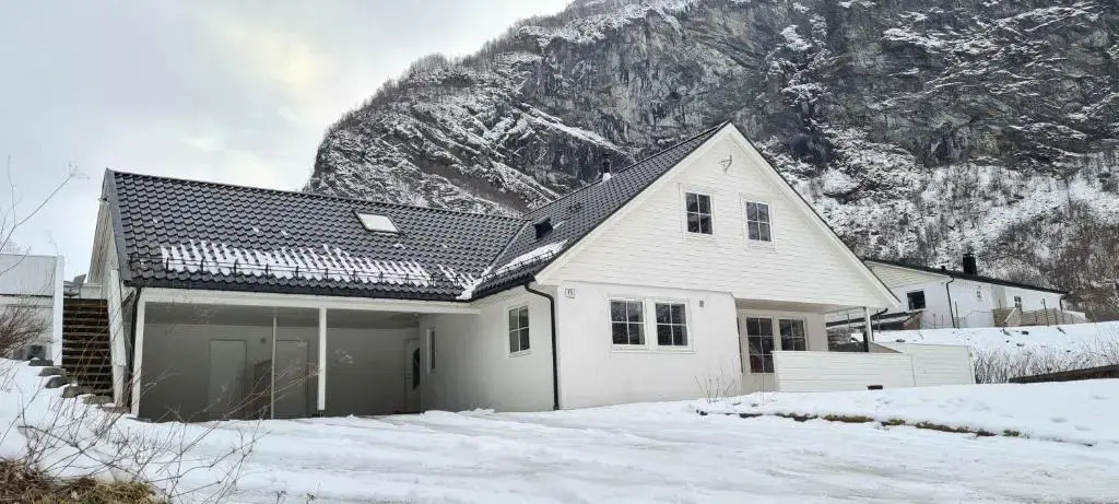 Cheerful 4-bedroom home with fireplace, 1,5km from Flåm center